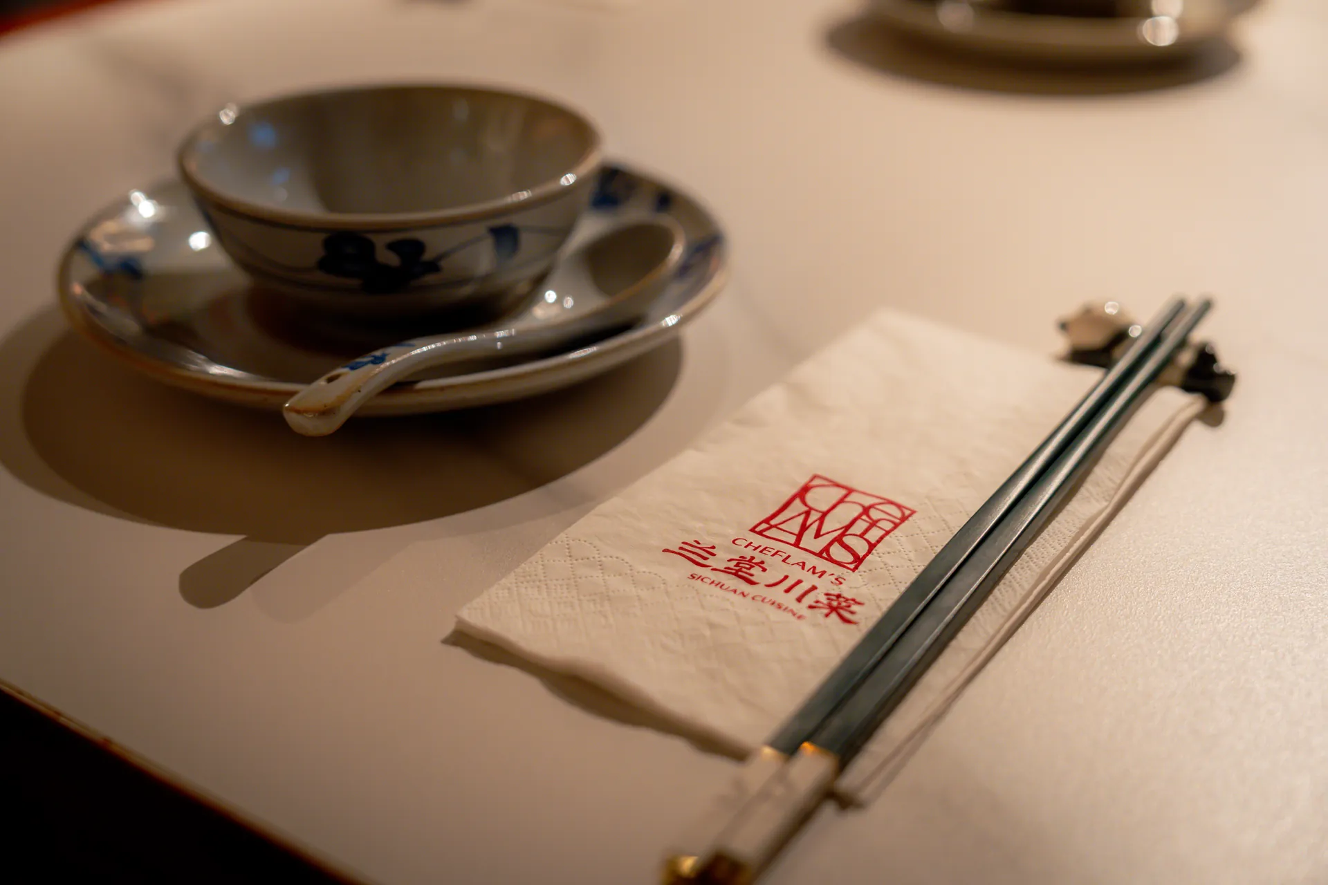CHEFLAM'S table setting with blue-and-white porcelain, chopsticks and the house mark